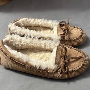 AUTHENTIC Uggs moccasins size 6